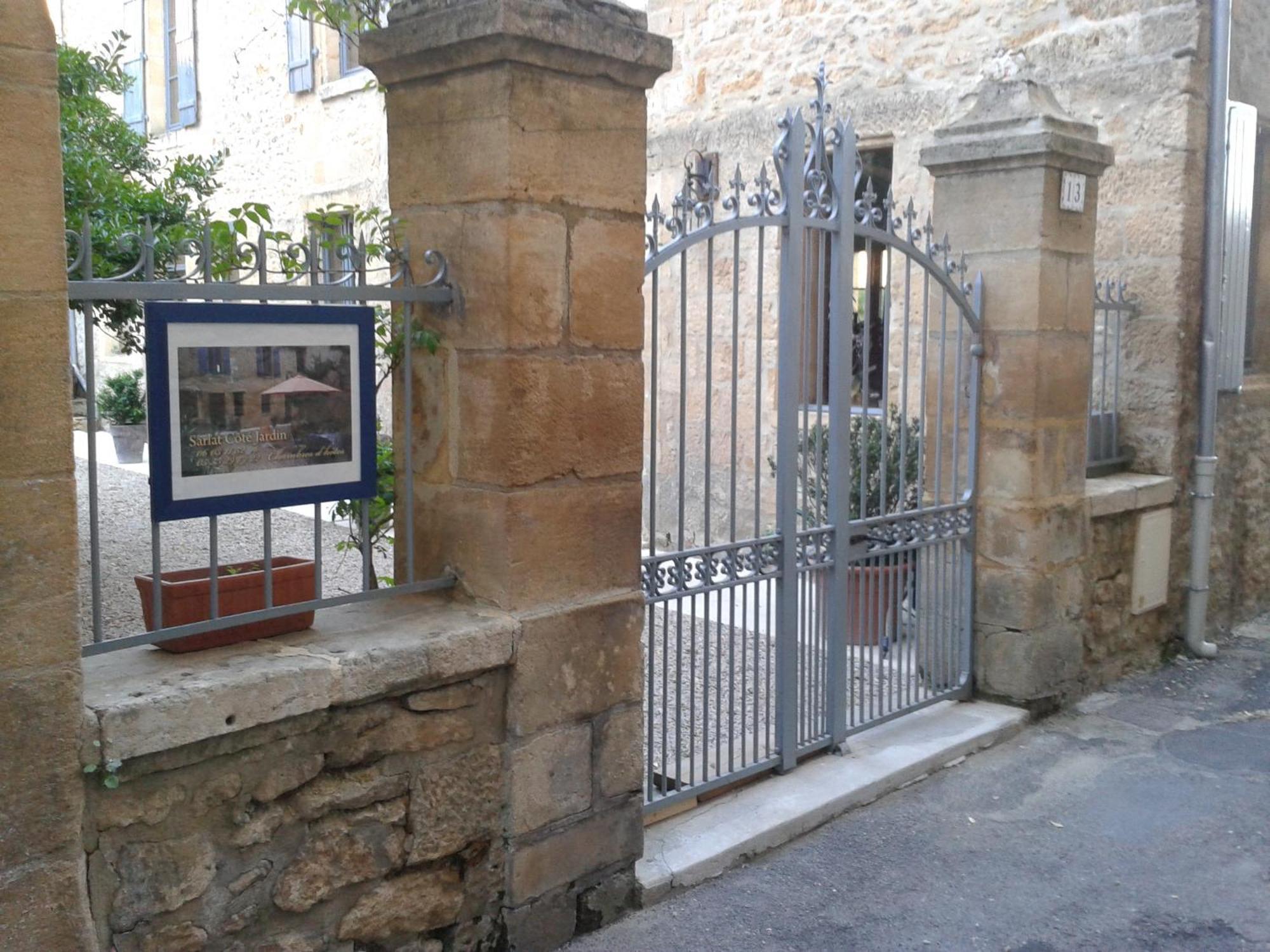 Отель Sarlat Cote Jardin Экстерьер фото